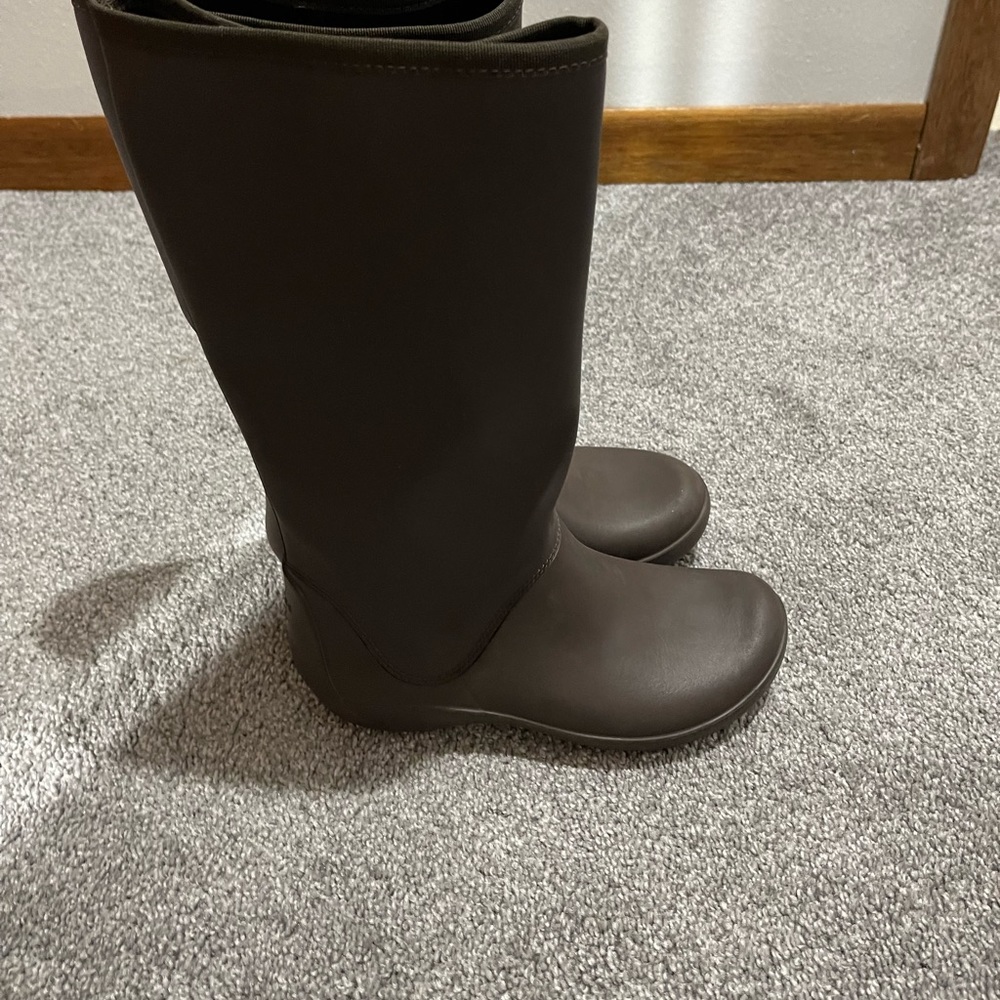 Croc’s brown for girls